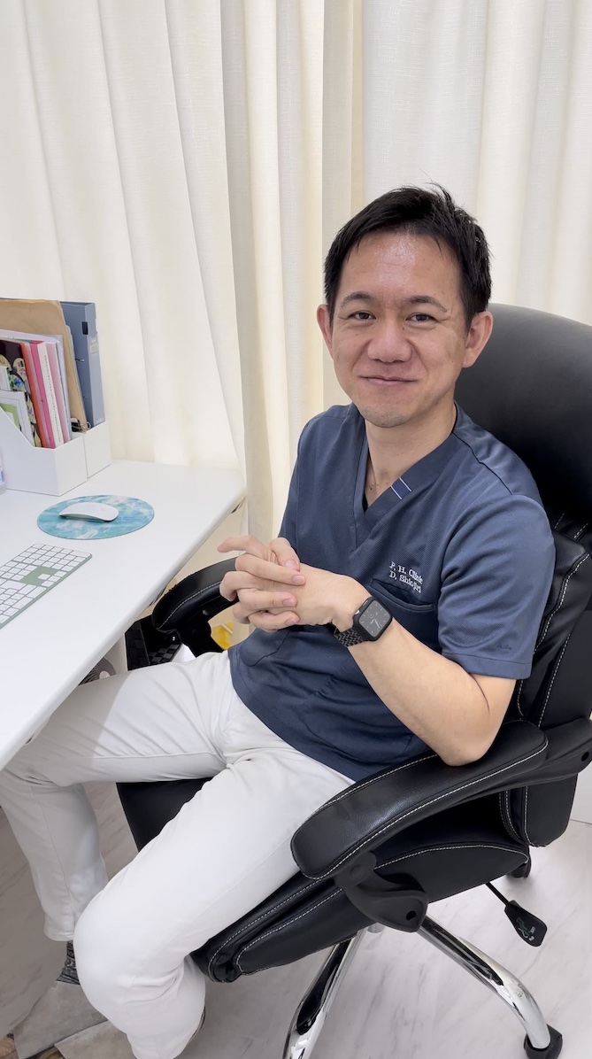 塩尻俊一先生の近影(パーソナルヘルスクリニック院長・当院非常勤医師)